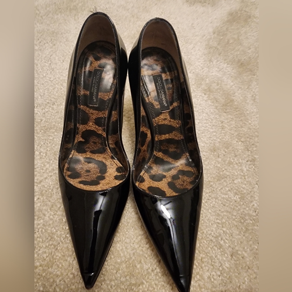Dolce & Gabbana Black Patent Pointed-Toe Pumps with Leopard Insole